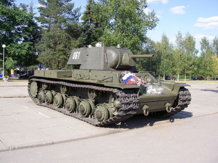 d9b34bfc0fca17a3e047be75309a703f Сколько танков было у Сталина?